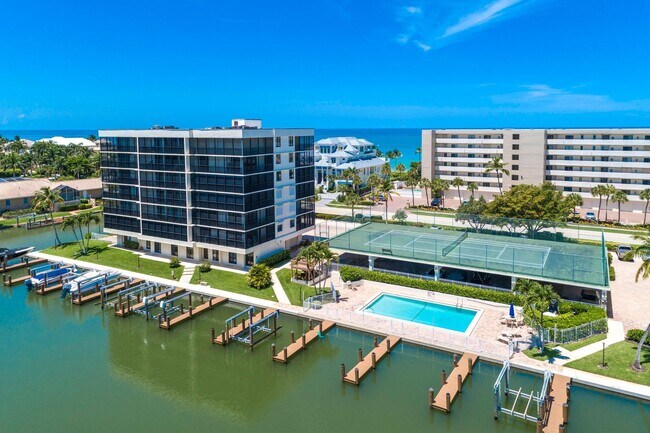 Foto del edificio - Beautiful Condo Steps to the Beach!