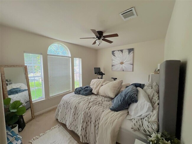 Building Photo - 24027 Floragate Dr