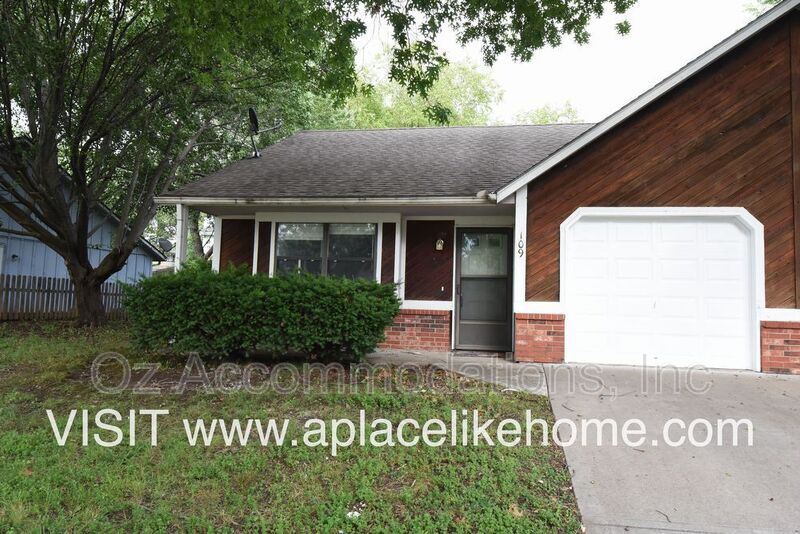 Primary Photo - 109 SE Greystone Dr