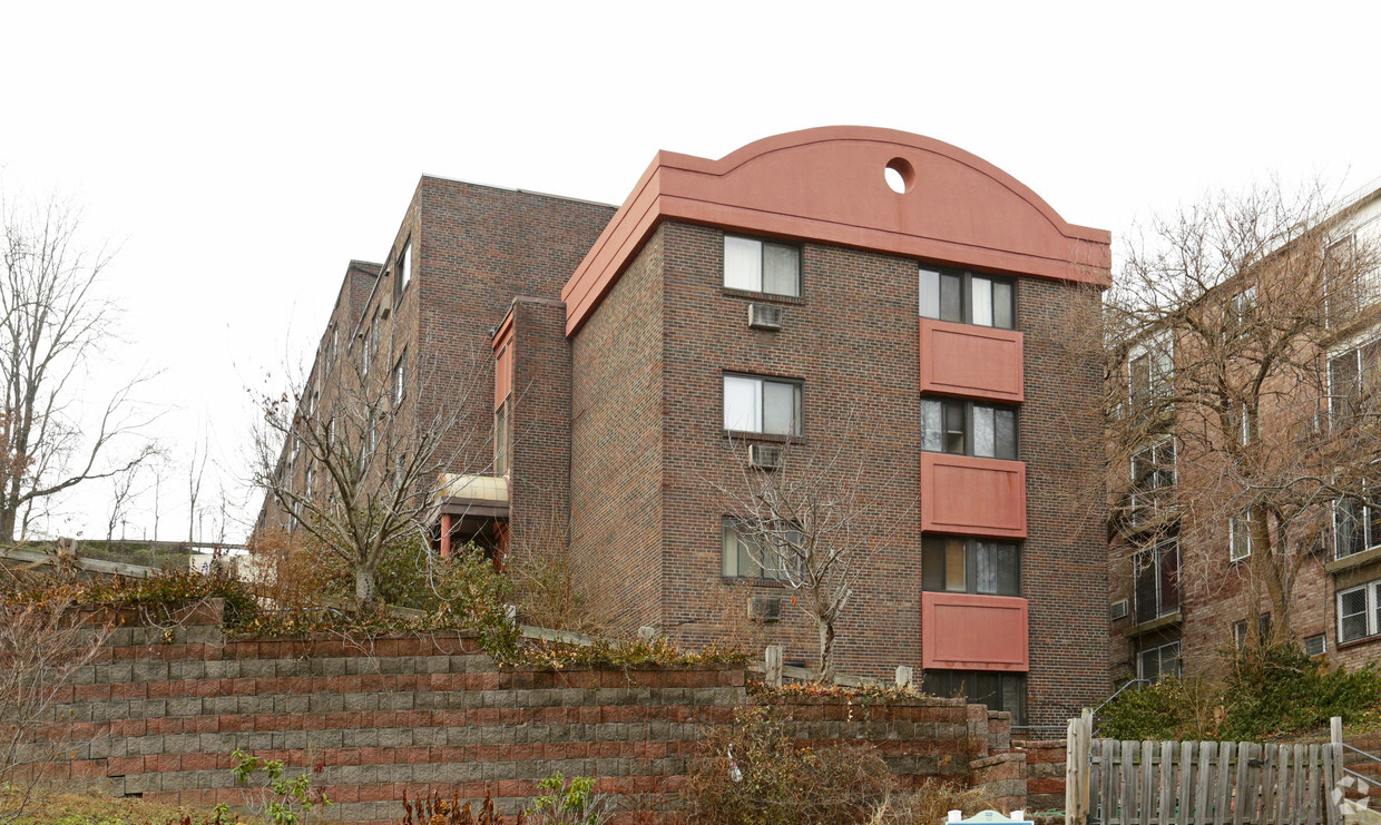 Primary Photo - 141 Robinson St