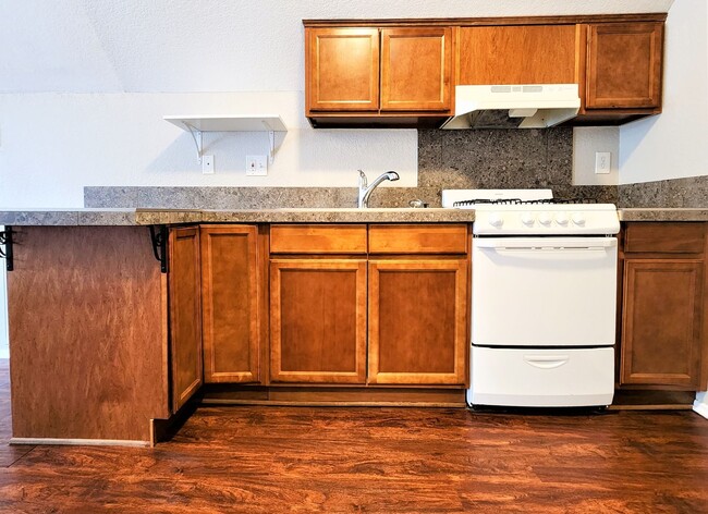 Foto del edificio - Lake Elsinore, 1 BR, 1 BA, Upstrs Apartmen...