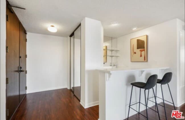 Building Photo - 310 Tahiti Way