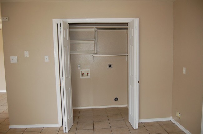 Building Photo - 610 Gage Loop