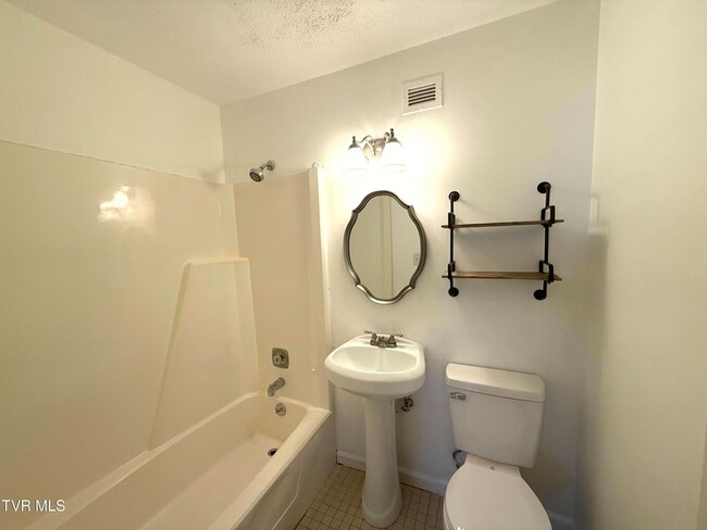 Building Photo - 1225 Carriage Cir