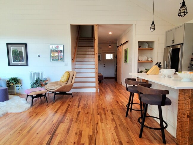 Building Photo - 527 Woodland Ave
