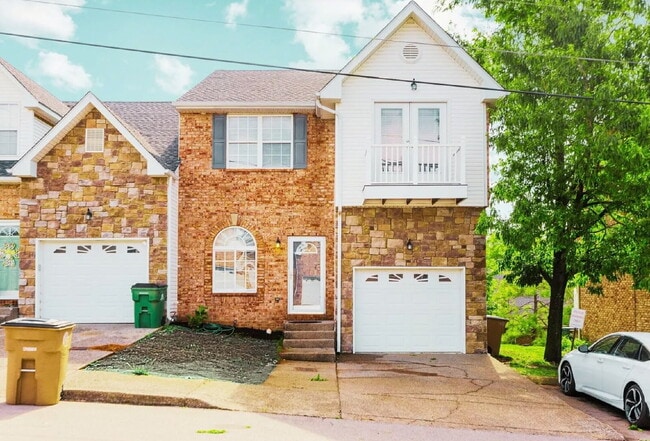 Renovated End-Unit Townhome with Spacious Primary Suite - Renovated End-Unit Townhome with Spacious Primary Suite