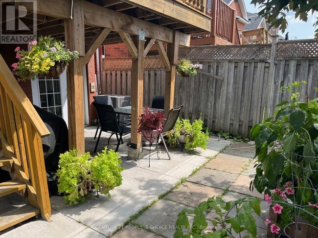 Building Photo - 383 Jay Crescent