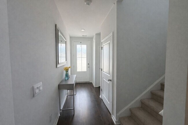 Foto del edificio - Highly Desirable 4 Bedroom Home with Serene Cul-de-Sac Living in Watergrass Community
