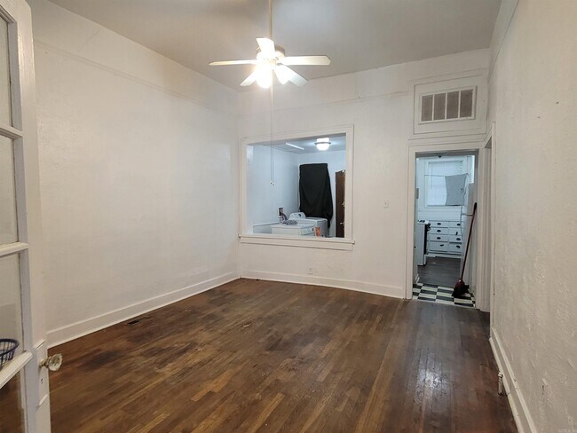 Foto del edificio - 410 W 9th St