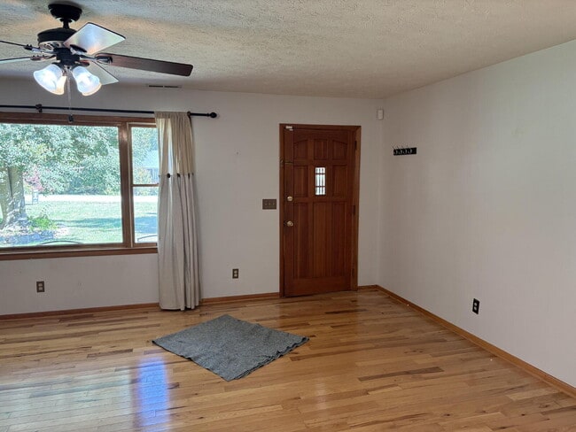 Building Photo - Great Family Home for Rent in Henderson Co...