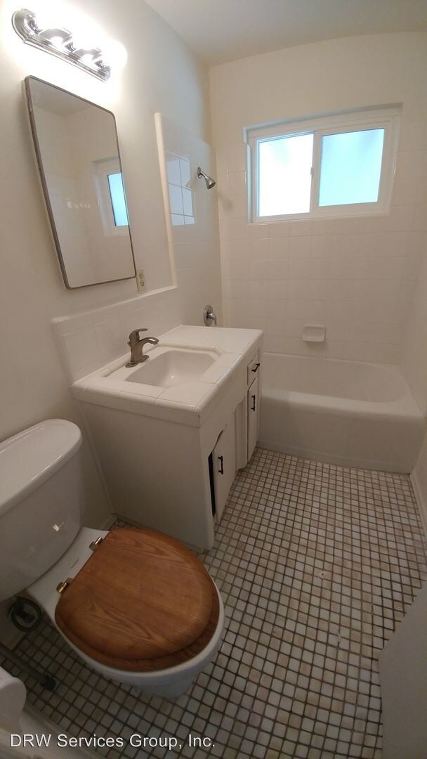 Building Photo - 3 br, 1.5 bath House - 156  L Street