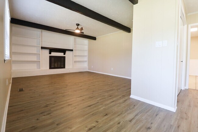 Foto del edificio - Beautifully Redone 3 Bedroom House! Availa...
