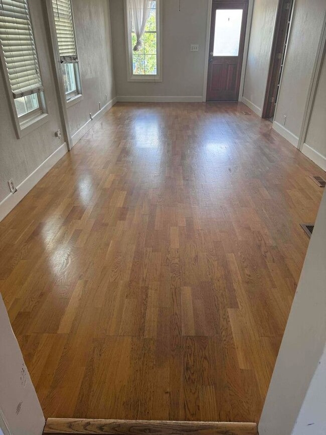 Building Photo - 1-Bedroom, 1-Bathroom Apartment with Conve...