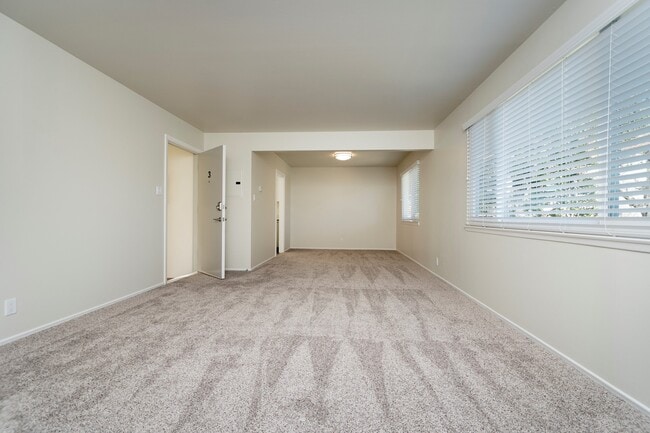 Unit 3 Living Room / Dining Room - 22 Duane St