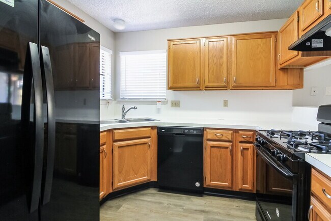 Building Photo - 635 Las Brisas Dr