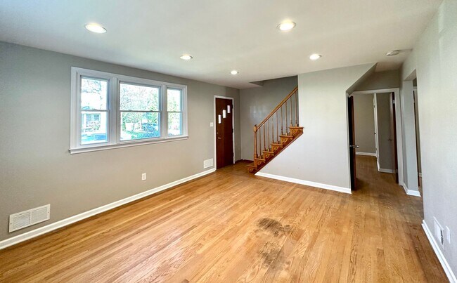 Foto del edificio - Charming 3 Bedroom/1 Bathroom Home in Essex, Baltimore, MD!