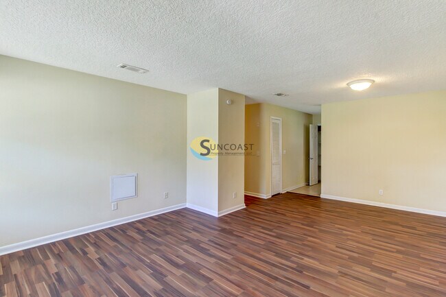 Foto del edificio - 7438 Jade Dr N