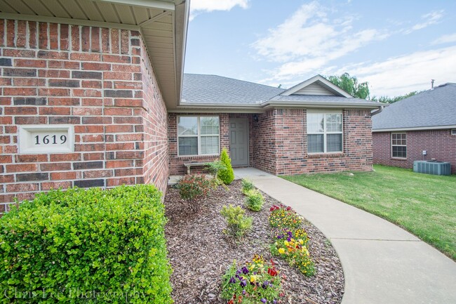 Building Photo - Three bedroom Home with Hardwood Floors Th...