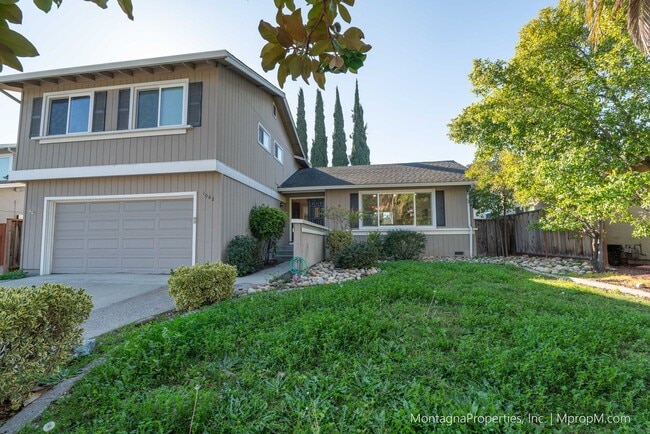 Foto del edificio - Spacious custom 4 bedroom home with pool and 2 car garage!