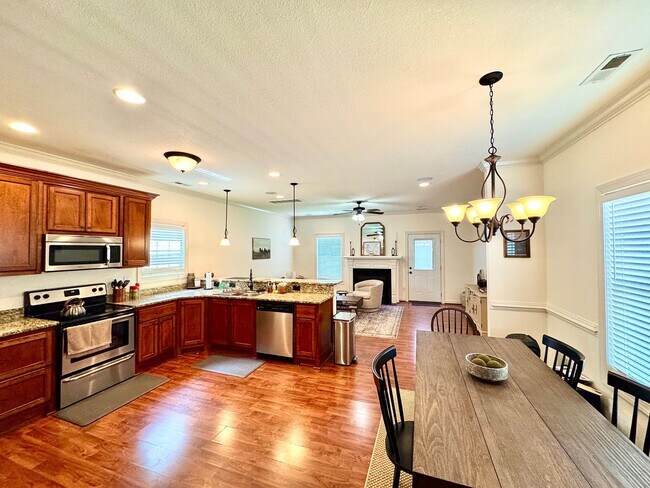 Building Photo - Beautiful Home near Town Center