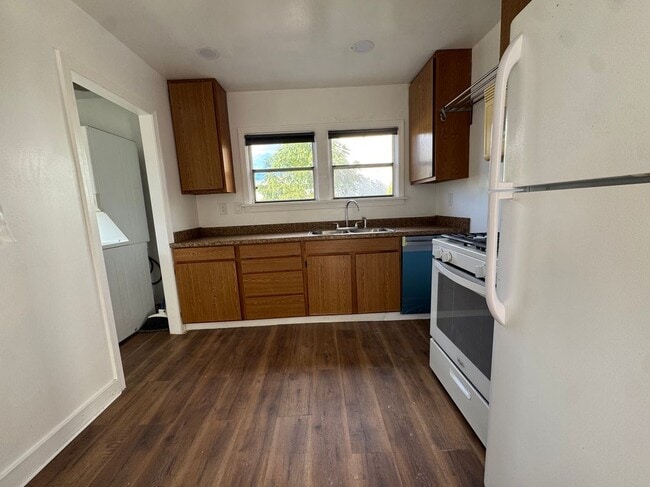 Building Photo - 7009 Fountain Ave