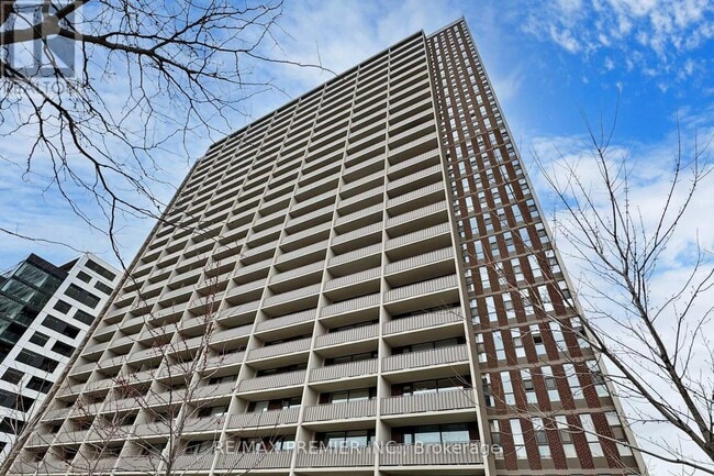Building Photo - 666-666 Spadina Ave.