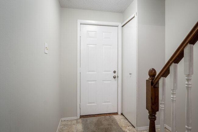 Building Photo - NEWLY RENOVATED THREE BEDROOM CONDO TOWN
