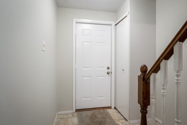 Photo du bâtiment - NEWLY RENOVATED THREE BEDROOM CONDO TOWN