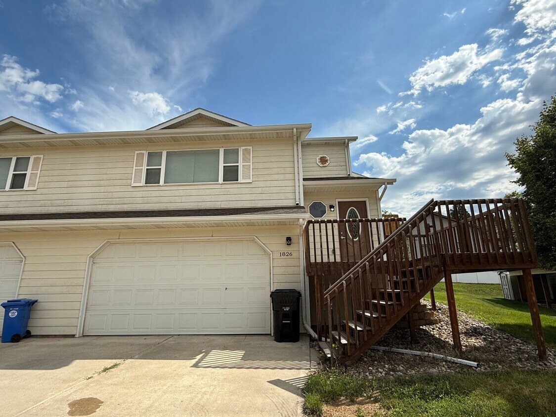 Foto principal - Large 3-Bedroom Condo for Rent!