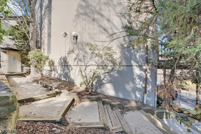 Building Photo - 33 Stonegate Dr