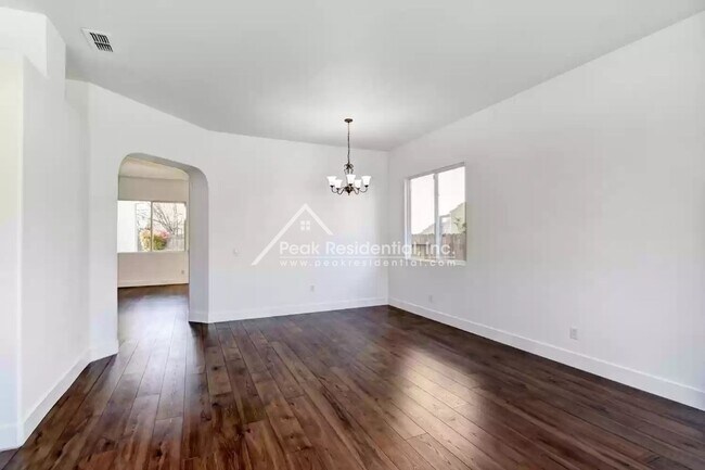 Foto del edificio - Wonderful 3bd/2ba Elk Grove Home with 2 Car Garage