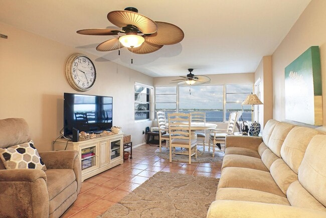 Building Photo - Stunning Fort Myers Condo with Water View!
