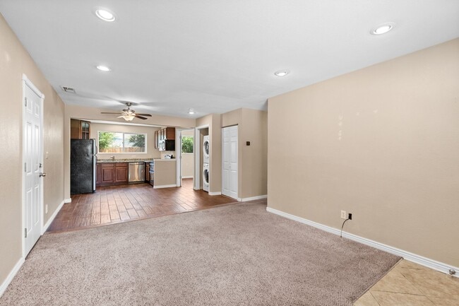Building Photo - 3 Bedroom in Prime Location!