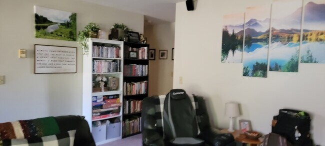 Living room - 784 Dutchman Dr