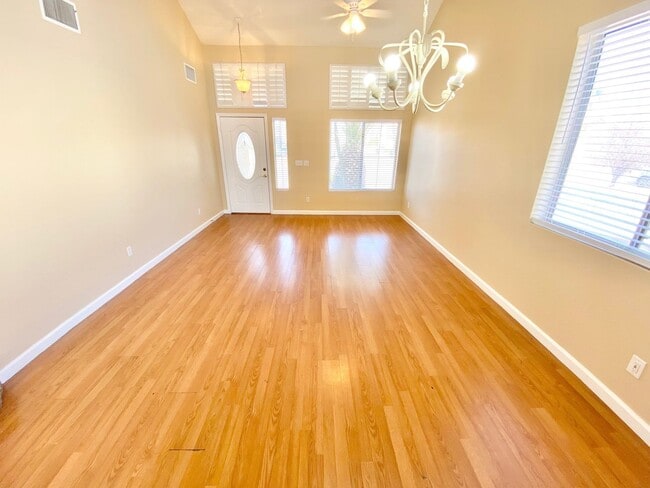 Foto del edificio - WONDERFULL 2STORY WITH 3 BEDROOM,  LOFT & 2 CAR GARAGE