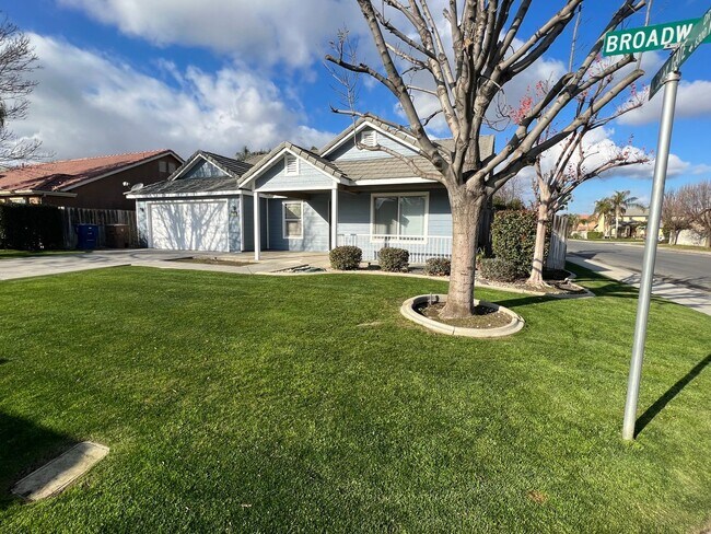 Building Photo - Spacious Southwest 4 Bedroom