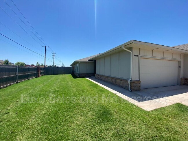 Foto del edificio - 8000 NW 110th Dr