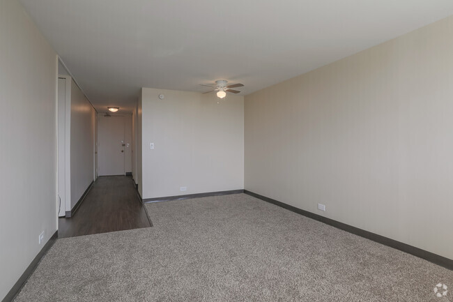 1 BR, 1 BA - Living Room - Hyde Park West