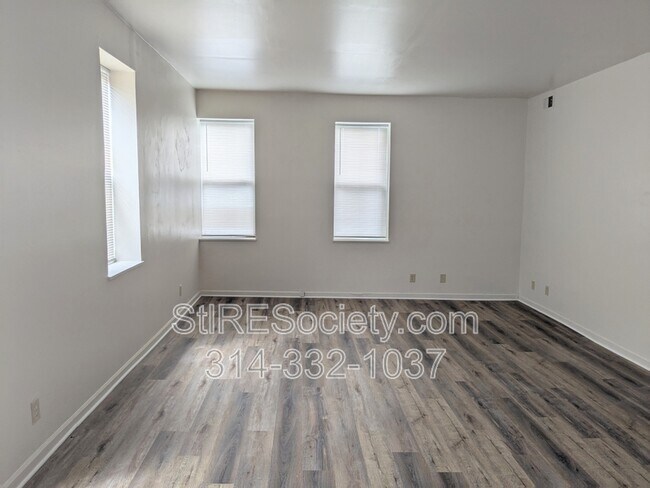 Foto del edificio - 2707 Russell Blvd