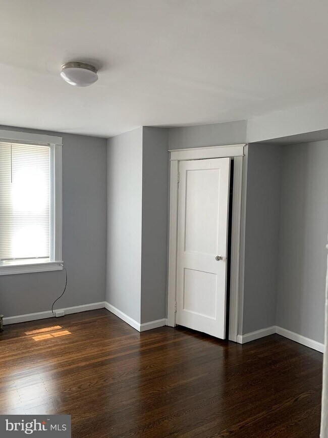 Foto del edificio - 5835 Woodcrest Ave