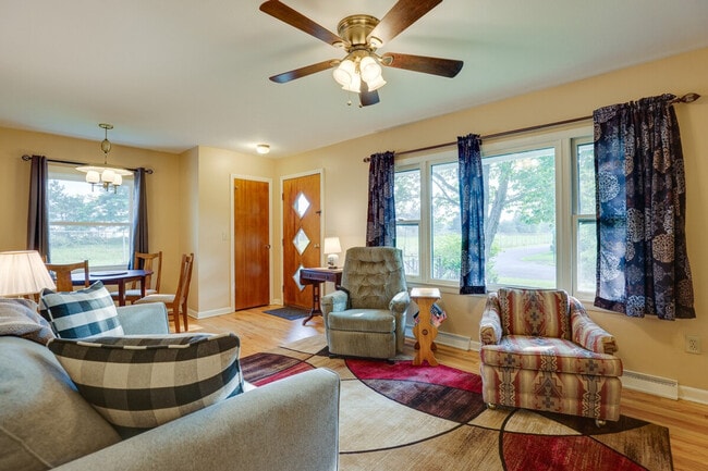 Building Photo - 2 Deo St