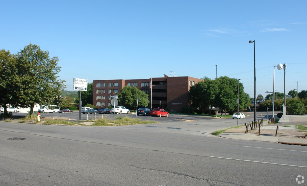 Building Photo - De Freese Manor