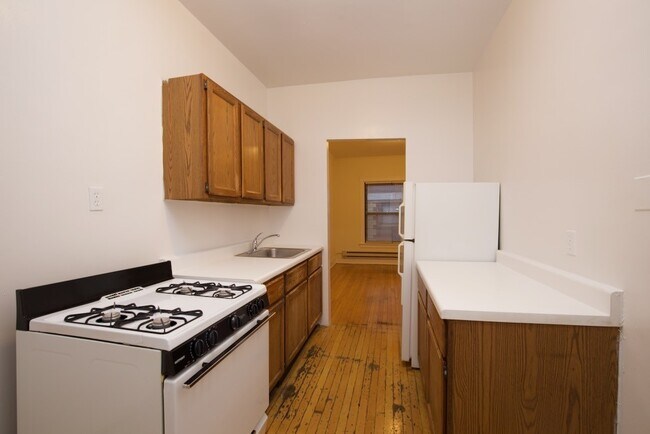 Building Photo - 832 W Waveland Ave