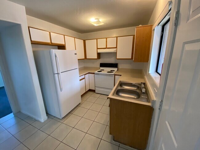 Kitchen - 414 E 10th Ave