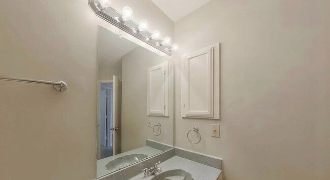 Building Photo - MOVE IN READY