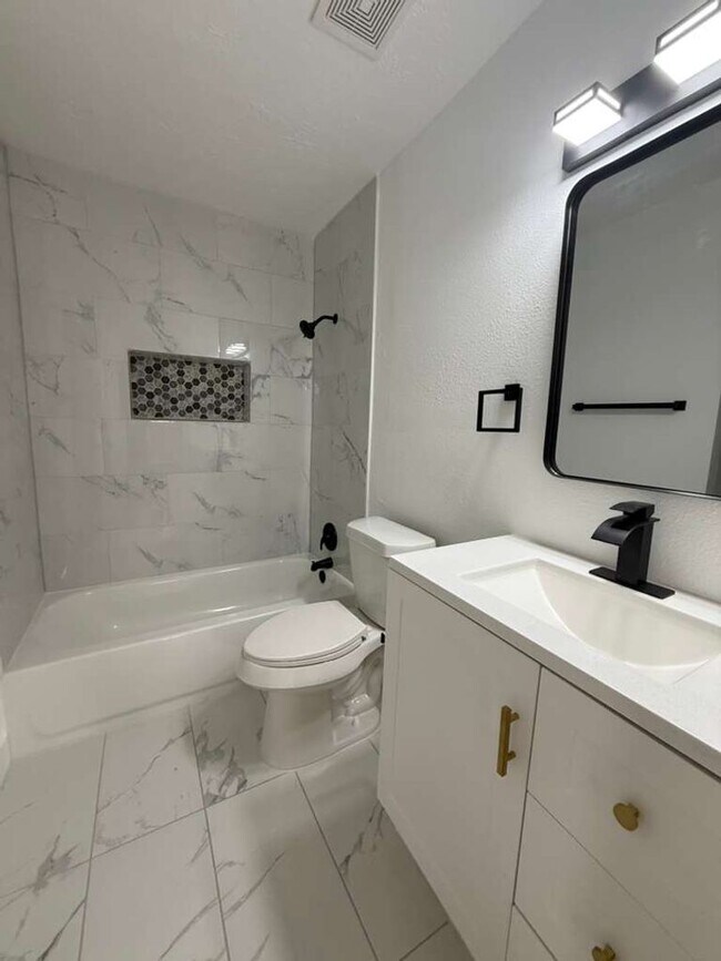 Building Photo - BEAUTIFUL HOME IN HOUSTON. MOVE IN READY!.