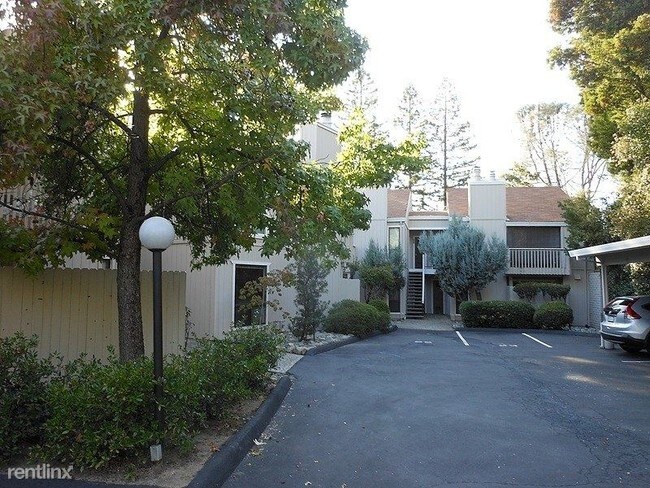 Building Photo - 2 br, 2 bath Condo - 741 Mikkelsen Drive