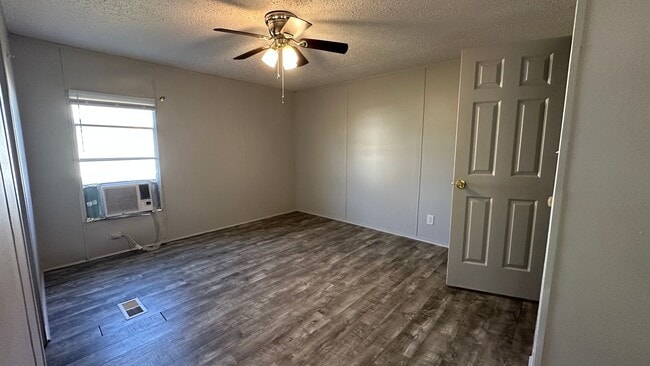 Building Photo - 2 bedroom Mobile Home Now Available!