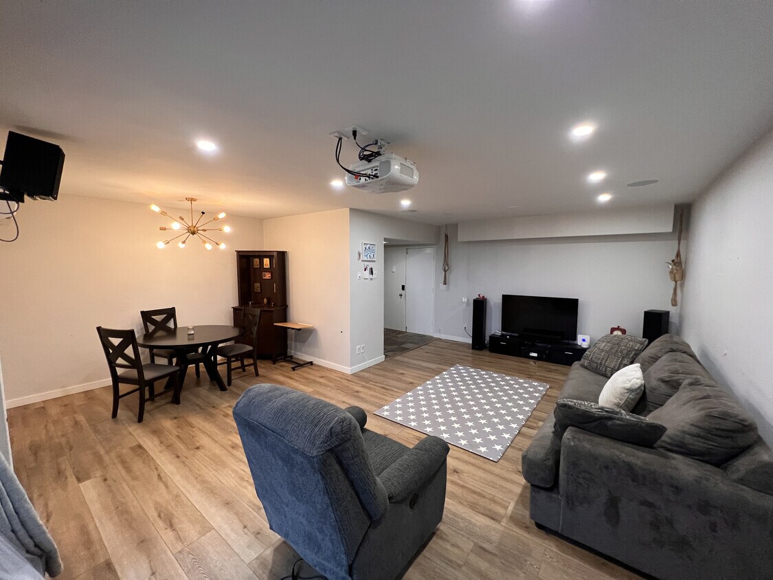 Foto principal - 5651 Sumner Way