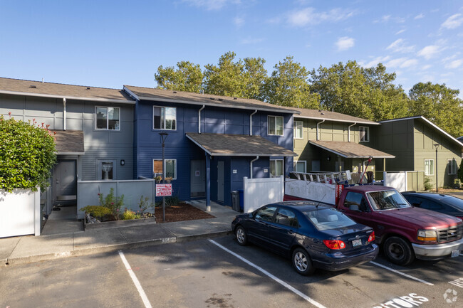 Exterior - Green Leaf Apartments